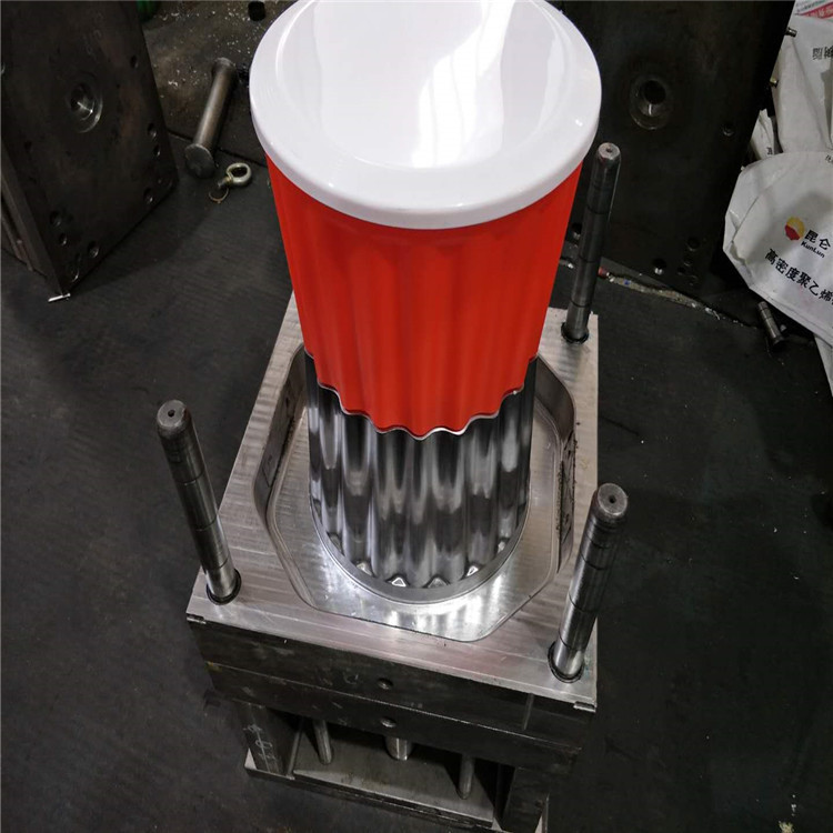 個(gè)性水杯模具及產(chǎn)品